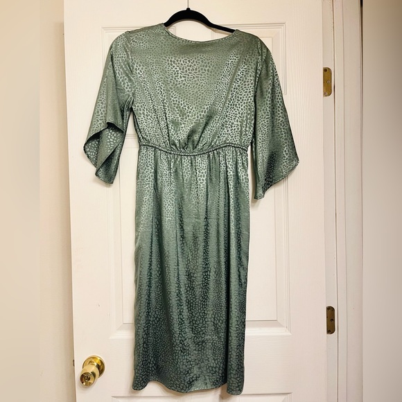 Vintage 1946 silk green leopard print dress; size2-4; perfect condition - Picture 2 of 3